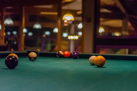 Billard, Ball, Platz, Tabelle, Französisch, amerikanisch, Teppich, Grün, poolball, Sport, Billard - Queuesport, Billardtisch, Pool Queue, drinnen, Freizeitspiele, Bar - Getränkehaus, Freizeitbeschäftigung, Entspannung, Snooker, keine Leute, Kugel, Spielball, mehrfarbig, Fokus auf den Vordergrund, Nachtleben, Nahansicht, Poolhalle, Unterhaltungsclub, 4K, CC0, gemeinfrei, lizenzfrei