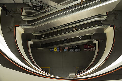 architektura, technologia, nowoczesny, wewnątrz, zbudowana struktura, wysoki kąt widzenia, ruchome schody, żadnych ludzi, połączenie, schody i klatki schodowe, klatka schodowa, transport, balustrada, Miasto, oświetlony, prędkość, porozumiewanie się, Bezpośrednio powyżej, zbliżenie, 4K, CC0, domena publiczna, darmowe zdjęcia