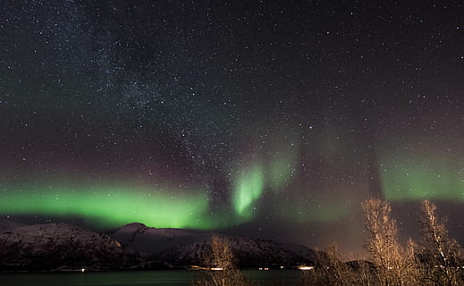 cel boreal, naturalesa, a l'aire lliure, nit, aurora, llums del nord, llum del nord, aurora verda, aurora boreal, tromsø, tromso, noruega, astronomia, desert, espai, univers, espai exterior, cel, nebulosa, vida nocturna, muntanya, estrella - espai, escenics - natura, bellesa a la natura, galàxia, tranquil·litat, cap gent, escena tranquil·la, estrella, camp estel·lar, il·luminat, color verd, medi ambient, aigua, paisatge, Via Làctea, 5K, CC0, domini públic, lliure de regalies
