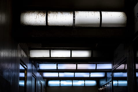 ligero, luces, reflexión, iluminación, subterráneo, estado animico, noche, arquitectura, zagreb, Croacia, ciudad, adentro, nadie, iluminado, estructura construida, techo, equipo de iluminación, edificio, vista de ángulo bajo, Luz eléctrica, día, en una fila, pared - característica de la construcción, industria, transporte, cuarto doméstico, luz fluorescente, metal, directamente debajo, 2K, CC0, dominio público, libre de derechos