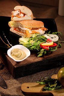 Sandwich, Marrone, di legno, vassoio, pane, delizioso, cena, piatto, conoscitore, cibo, pranzo, pasto, gustoso, verdura, cibo e bevande, mangiare sano, freschezza, in casa, pronto a mangiare, pomodoro, benessere, nessuno, tavolo, natura morta, porzioni, frutta, tagliere, legno - materiale, lattuga, rucola, spuntino, 5K, CC0, dominio pubblico, privo di copyright