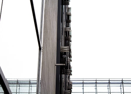Deutschland, Berlin, Wand, Reflexion, Kunst, Stil, weißer Himmel, Weiß, Licht, Muster, Sonstiges, die Architektur, minimal, Straße, Himmel, Zimmer, weggehen, Sommer-, gebaute Struktur, klarer Himmel, Gebäudehülle, Flachwinkelansicht, kopieren sie platz, keine Leute, Tag, Natur, Verbindung, Transport, Brücke, Brücke - künstliche Struktur, Hängebrücke, draußen, Gebäude, Geländer, Metall, direkt darunter, 4K, CC0, gemeinfrei, lizenzfrei