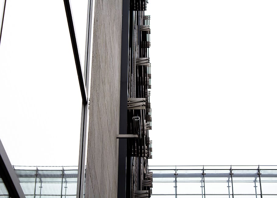 Deutschland, Berlin, Wand, Reflexion, Kunst, Stil, weißer Himmel, Weiß, Licht, Muster, Sonstiges, die Architektur, minimal, Straße, Himmel, Zimmer, weggehen, Sommer-, gebaute Struktur, klarer Himmel, Gebäudehülle, Flachwinkelansicht, kopieren sie platz, keine Leute, Tag, Natur, Verbindung, Transport, Brücke, Brücke - künstliche Struktur, Hängebrücke, draußen, Gebäude, Geländer, Metall, direkt darunter, 4K