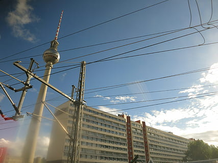 Alemanya, Berlín, cel, arquitectura, exterior de l'edifici, estructura construïda, cable, vista d’angle baix, electricitat, edifici, núvol - cel, ciutat, línia elèctrica, naturalesa, cap gent, tecnologia, dia, llum solar, Font d'alimentació, connexió, alta - alta, torre, a l'aire lliure, gratacels, línia telefònica, 4K, CC0, domini públic, lliure de regalies