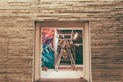 grau, Leiter, Innerhalb, Gebäude, Kunst, Backstein, Wand, Graffiti, Holz, die Architektur, Sprühfarbe, Apexer, Symmetrie, Apex, Montana, erkunden, Straßenkunst, Farbe, Tür, Malerei, Wandgemälde, Fußboden, Sperrholz, gebaute Struktur, Gebäudehülle, Tag, Fenster, Männer, in voller Länge, echte Menschen, eine Person, Wandbau - Funktion, Glas - Material, Stehen, Eingang, Reflexion, draußen, 5K, CC0, gemeinfrei, lizenzfrei
