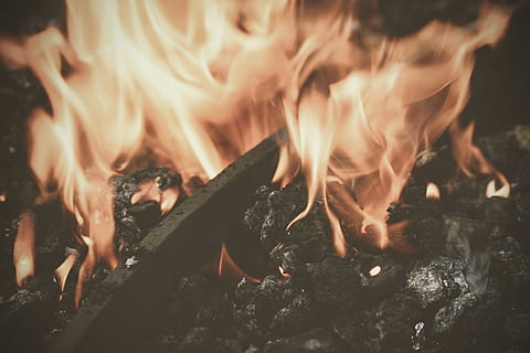 falò illuminato, fuoco, fiamma, umano, persona, falò, fucina, carbone, focolare, camino, in casa, cibo, bbq, all'aperto, montagna, natura, attività ricreative, avventura, bistecca, lava, eruzione, ardente, fuoco - fenomeno naturale, calore - temperatura, legna da ardere, avvicinamento, ceppo, legna, nessuno, raggiante, legno - materiale, colore arancione, notte, barbecue, movimento, preparazione, campeggio, fuoco di bivacco, 2K, CC0, dominio pubblico, privo di copyright