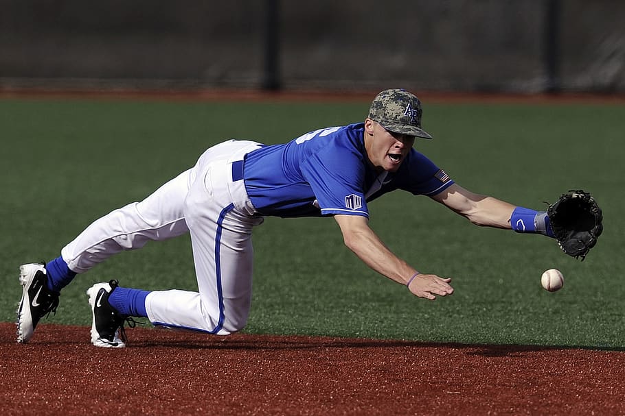 jugador de beisbol, portar, blau, blanc, samarreta, captura, atleta, beisbol, camp, diversió, joc, bola de terra, home, jugador, shortstop, esport, estadi, competició, adult jove, longitud completa, moviment, una persona, home jove, roba, roba esportiva, homes, corrent, determinació, esportista, esport competitiu, pista i camp, vitalitat, jugant, esforç, 1080P