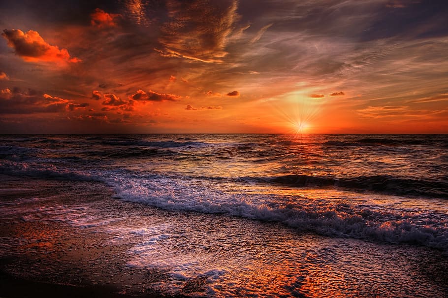 Ufer während des Sonnenuntergangs, Strand, Wolken, idyllisch, Ozean, Sand, szenisch, Meer, Seeschaum, seelandschaft, Himmel, Sonnenaufgang, Sonnenuntergang, still, Wasser, Wellen, wolke - himmel, Szenen - Natur, Schönheit in der Natur, Horizont, Horizont über Wasser, Ruhe, Land, Welle, ruhige Szene, orange Farbe, Bewegung, Natur, Dramatischer Himmel, keine Leute, Sonne, draußen, 2K