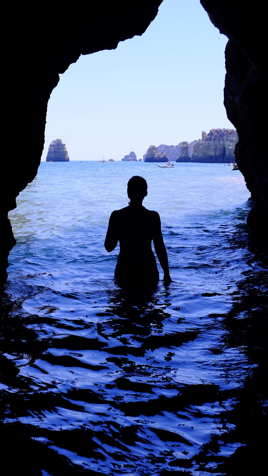 silueta, dona, blau, mar, endins, negre, cova, durant el dia, platja, ennuvolat, fosc, alba, llum, muntanya, oceà, persona, recreació, roques, paisatge marí, vora del mar, cel, sol, posta de sol, aigua, rock, una persona, naturalesa, estils de vida, persones reals, davant del mar, rock - object, activitat d'oci, sòlid, dia, bellesa a la natura, homes, tranquil·litat, a l'aire lliure, 4K