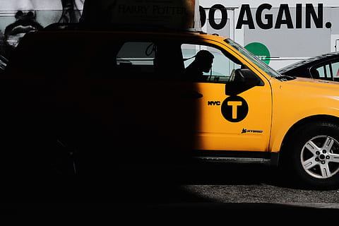 rotes Fahrzeug, Automobil, Transport, Auto, Fahrzeug, Taxi, New York, Vereinigte Staaten von Amerika, Person, Mensch, Rad, Maschine, Reifen, Autoreifen, gesprochen, Leichtmetallfelge, Asphalt, Motor-, Postamt, Transportmittel, Kraftfahrzeug, Gelb, Straße, Stadt, gelbes Taxi, Landfahrzeug, die Architektur, keine Leute, westliche Schrift, Bewegung, Text, Tag, Stadt leben, öffentliche Verkehrsmittel, draußen, 2K, CC0, gemeinfrei, lizenzfrei