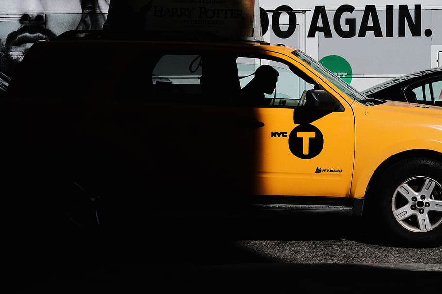 veicolo rosso, automobile, mezzi di trasporto, auto, veicolo, Taxi, New York, Stati Uniti d'America, persona, umano, ruota, macchina, pneumatico, ruota di automobile, ha parlato, ruota in lega, asfalto, il motore, ufficio postale, modo di trasporto, veicolo a motore, giallo, strada, città, taxi giallo, veicolo terrestre, architettura, nessuno, sceneggiatura occidentale, movimento, testo, giorno, vita di città, trasporto pubblico, all'aperto, 2K