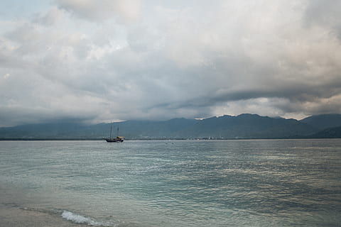 zwart, boot, lichaam, water, kalmte, wolken, dageraad, berg-, oceaan, zee, zeegezicht, waterscooters, wolk - lucht, vervoer, hemel, nautisch schip, wijze van transport, schip, natuur, zeilboot, scenics - natuur, geen mensen, reizen, schoonheid in de natuur, het zeilen, zeilschip, milieu, buitenshuis, 5K, CC0, publiek domein, royaltyvrij