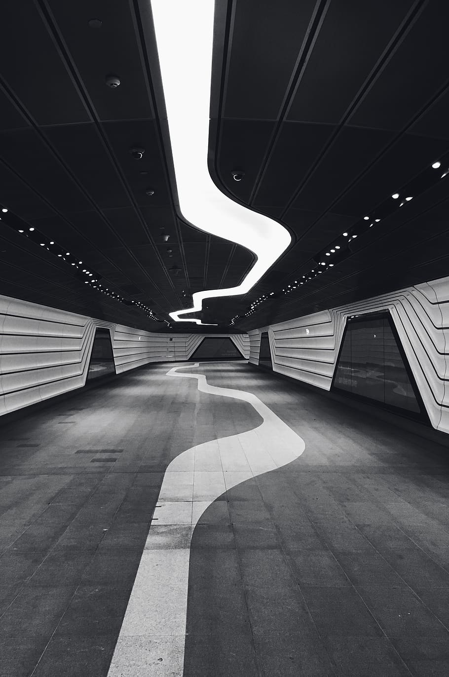 tom tunnel, arkitektur, bygget struktur, innendørs, transport, gulv, retning, moderne, belyst, veien forover, bygning, tak, tømme, undergrunnsbanen, ingen folk, trapp, skilt, offentlig transport, trapper og trapper, by, T-banestasjon, flislagt gulv, undergangen, 4K