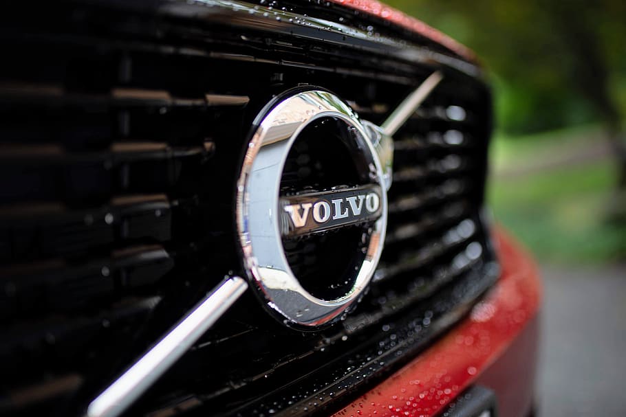 emblema de cromo volvo, vehicle, graella, insígnia, viatge de carretera, pluja, humit, cotxe, transport, Volvo, viatjar, marca, logotip, emblema, roda d'aliatge, màquina, va parlar, roda, para-xocs, xc40, primer pla, centrar-se en primer pla, text, manera de transport, cap gent, vehicle terrestre, automòbil, guió occidental, nombre, enfocament selectiu, dia, metall, comunicació, a l'aire lliure, color negre, estil retro, tecnologia, 4K