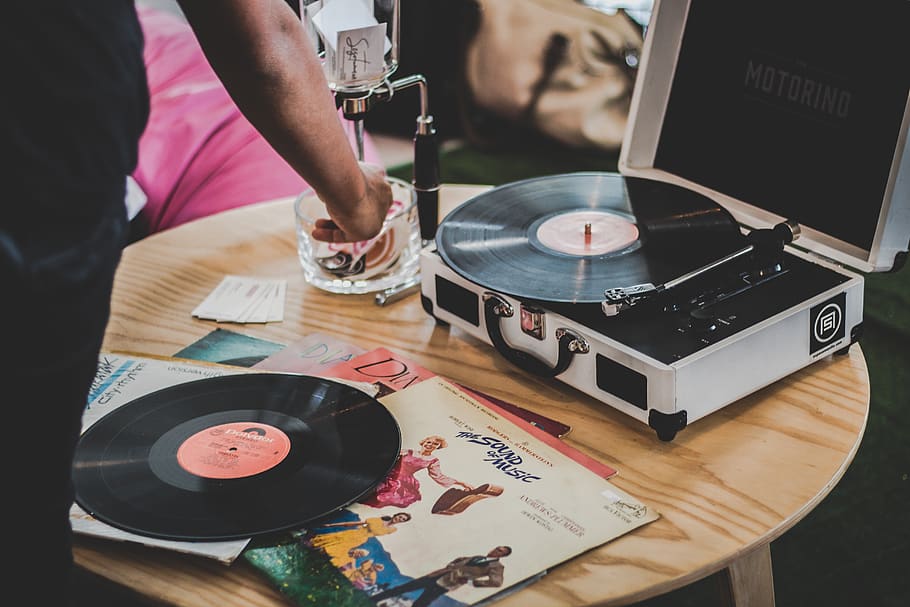 persoană, vinil recorder, maro, suprafaţă, audio, a închide, date, Electronică, divertisment, echipament, mână, în interior, reviste, muzică, music player, înregistrări fonografice, jucător, record, casetofon, retro, sunet, tehnologie, placă turnantă, epocă, vinilin, vinyl record, o persoana, oameni adevărați, stil retro, stiluri de viață, arta culturii și divertismentului, bărbați, masa, midsection, Activitatea de agrement, vedere în unghi mare, partea corpului uman, adult, 5K