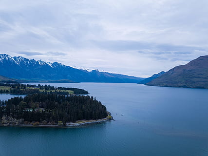 Insel, umgeben, Karosserie, Wasser, Bucht, Strand, Wolken, wolkig, Küste, Tageslicht, Drohnenschuss, Drohnenansicht, High Angle Shot, See, Seeufer, Landschaft, Berg, Natur, Ozean, draußen, szenisch, Meer, seelandschaft, Himmel, Reise, Bäume, Szenen - Natur, Schönheit in der Natur, ruhige Szene, wolke - himmel, Ruhe, Gebirge, Nicht-städtische Szene, idyllisch, keine Leute, Fernbedienung, Ufergegend, Baum, Tag, 4K, CC0, gemeinfrei, lizenzfrei