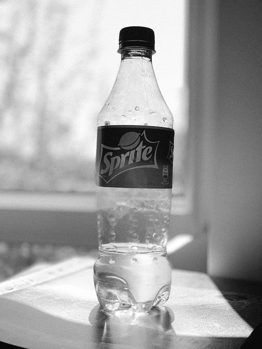 beure, begudes, refresc, ampolla, Austràlia, linz, llum, alcohol, cervesa, ampolla de pop, negre, blanc i negre, humor, primavera, contrast, feliç, estiu, lightroom mobile, Shotoniphone, bokeh, contenidor, centrar-se en primer pla, vidre - material, primer pla, cap gent, transparent, a l'interior, aigua, menjar i beguda, taula, cantimplora, naturalesa, natura morta, comunicació, sol objecte, funció de construcció de parets, begudes sense alcohol, puresa, 4K