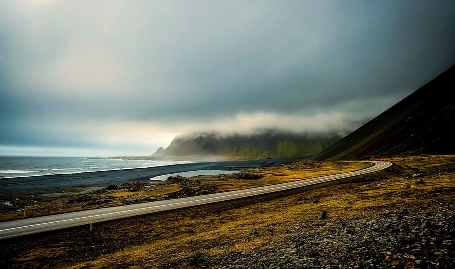 asfaltvej, midten, grøn, græsfelt, strand, smuk, skyer, daggry, aften, tåge, island, landskab, lys, bjerg, natur, ocean, vej, naturskøn, hav, marinemaleri, kysten, havet, himmel, storm, solopgang, solnedgang, turisme, tundra, vand, skønhed i naturen, scenics - natur, sky - himmel, ingen mennesker, ikke-urbane scene, jord, dag, bevægelse, transportmidler, rolig scene, miljø, ro, udendørs, magt i naturen, 1080P