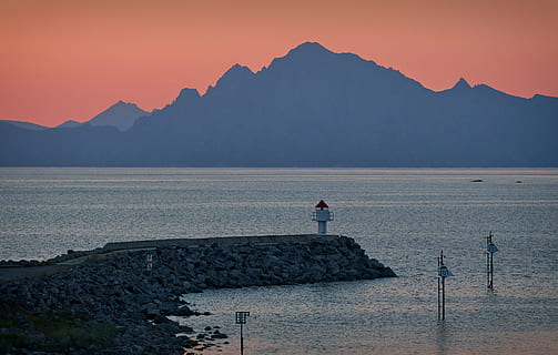 corp de apa, apus de soare, strat, mare, ocean, dig, far, portocale, Munte, vârf, în aer liber, natură, peisaj, peisaj marin, fiord, Norvegia, coastă, port, noapte, vară, lac, călătorie, scenics, apă, cer, turism, litoral, Europa, de munte, obiect de rocă, drumeții, deal, albastru, o scenă liniștită, frumusețe în natură, varf de munte, reflecţie, vacante, loc faimos, destinații de călătorie, oameni, insulă, turist, răsărit - zorii zilei, 2K, CC0, domeniu public, fără drepturi de autor