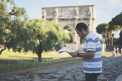 Mann liest Zeitung, Stehen, Mensch, Person, Menschen, Rom, Italien, Morgen, lesen, Karte, hat verloren, Richtungen, Mann, Richtung, Bogen, Tour, Zeitung, Tourist, Tourismus, männlich, Kerl, Porträt, eine Person, Legere Kleidung, Seitenansicht, Fokus auf den Vordergrund, echte Menschen, Lebensstile, junger Erwachsener, junge Männer, Tag, Freizeitbeschäftigung, Männer, Baum, die Architektur, Stadt, Natur, Dreiviertel Länge, halten, draußen, 5K, CC0, gemeinfrei, lizenzfrei