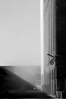 sort, grå, computer tower, natur, bil, automobil, køretøj, transportmidler, bygning, Tyskland, Berlin, by-, by, cykel, udendørs, gade, røg, tåge, sollys, industriel, skygge, fabrik, himmel, arkitektur, vindue, dag, bygning udvendig, kopiere plads, bygget struktur, ingen mennesker, transportform, glas - materiale, gennemsigtig, land køretøj, murbygningsfunktion, 4K, CC0, offentligt domæne, royaltyfrie