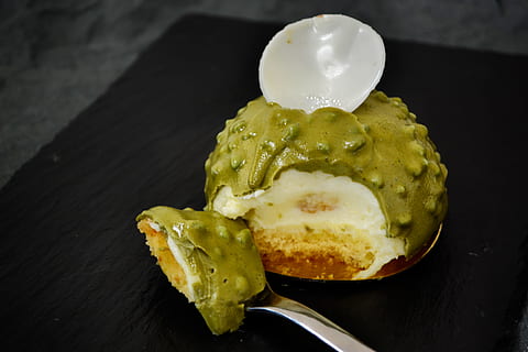 matcha, Kuchen, beißen, Löffel, Dessert, überzogen, mystisches Licht, Lebensmittel, Zucker, asiatisch, lecker, köstlich, Sahne, Gourmet, japanisch, Weiß, Tee, Zutat, Teller, orientalisch, , Essen und Trinken, Nahansicht, Frische, drinnen, Küchenutensilien, fertig für den Verzehr, keine Leute, Essgeschirr, Wohlbefinden, gesundes Essen, Genuss, Ei, Gelb, Stillleben, Fokus auf den Vordergrund, Tabelle, Serviergröße, Eigelb, Versuchung, 4K, CC0, gemeinfrei, lizenzfrei