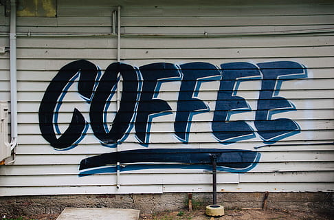 kaffe graffiti, tekst, vestlige script, meddelelse, stort bogstav, ingen mennesker, arkitektur, bygget struktur, blå, dag, væg, murbygningsfunktion, bygning udvendig, skilt, graffiti, enkelt ord, Information, udendørs, sæde, tæt på, manuskript, besked, butikskilt, 4K, CC0, offentligt domæne, royaltyfrie
