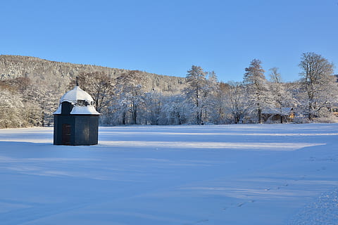 hiver, parc, Grange, hivernal, du froid, ciel, neige, température froide, structure construite, arbre, bleu, la nature, architecture, plante, personne, journée, beauté dans la nature, ciel clair, tranquillité, extérieur du bâtiment, scène tranquille, paysages - nature, couleur blanche, en plein air, 4K, CC0, domaine public, libre de droits