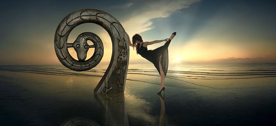 fantasia, retroiluminació, dansa, mar, dona, platja, sol, aigua, serp, escultura, misteriós, místic, noia, somni, cel, fotomuntatge, composició, humor, misticisme, Conte de fades, fantàstic, màgia, surrealista, paisatge, llum, terra, naturalesa, horitzó sobre l’aigua, reflexió, bellesa a la natura, posta de sol, horitzó, núvol - cel, escenics - natura, sorra, tranquil·litat, a l'aire lliure, transport, cap gent, escena tranquil·la, roda, 5K