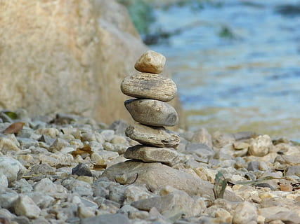 grå, bunke, sten-, ved siden af, legeme, vand, småsten, klipper, stak, stablet-rocks, sten, klippe, solid, sten - objekt, balance, rullesten, zen-lignende, rock-objekt, natur, ingen mennesker, jord, strand, tekstureret, dag, tæt på, selektiv fokusering, fokus på forgrunden, stabilitet, udendørs, 4K, CC0, offentligt domæne, royaltyfrie