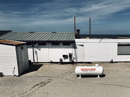 compresor de aer alb, Oostende, Belgia, clădire, mediu rural, adăpost, rural, în aer liber, natură, maşină, uman, persoană, telescop, carcasă, urban, dispozitiv electric, antenă, vehicul, transport, salvare de viață, colibă, exteriorul clădirii, arhitectură, construită, text, cer, comunicare, nor - cer, western script, zi, nici o persoana, acoperiş, lumina soarelui, zonă rezidențială, semn, oraș, majusculă, 2K, CC0, domeniu public, fără drepturi de autor