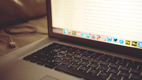 macbook, laptop, komputer, keyboard, teknologi, bisnis, kerja, kantor, meja tulis, teknologi nirkabel, koneksi, komunikasi, perangkat komputer, papan ketik komputer, Internet, dalam ruangan, data, merapatkan, jaringan komputer, tidak ada orang, bisnis perusahaan, portabilitas, keuangan, layar komputer, kunci komputer, komunikasi global, 2K, CC0, domain publik, bebas royalti