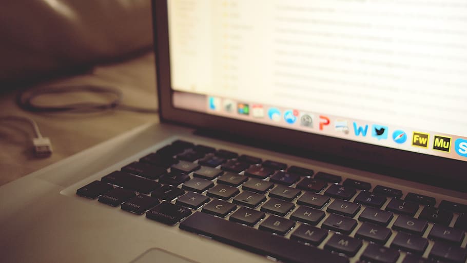 macbook, laptop, počítač, klávesnice, technologie, podnikání, pracovní, kancelář, lavice, bezdrátové technologie, spojení, sdělení, počítačové vybavení, počítačová klávesnice, Internet, uvnitř, data, detail, počítačová síť, nikdo, přenosnost, finance, počítačový monitor, klíč počítače, globální komunikace, 2K