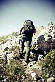 uomo che si arrampica sulla scogliera, persona, umano, zaino, all'aperto, escursioni a piedi, terra, Borsa, avventura, roccia, escursione, strada sterrata, strada, ghiaia, natura, scalata, indietro, poli, montagna, catena montuosa, attività ricreative, attività, lunghezza intera, roccia - oggetto, attività di svago, persone reali, stili di vita, solido, esplorazione, una persona, retrovisore, giorno, cielo, bellezza nella natura, 4K, CC0, dominio pubblico, privo di copyright