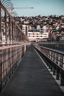 via de formigó buida, arquitectura, pont, ciutat, Camí, carrer, estructura construïda, exterior de l'edifici, connexió, barana, el camí a seguir, pont - estructura feta per l'home, direcció, cap gent, edifici, transport, cel, naturalesa, barri residencial, perspectiva decreixent, dia, a l'aire lliure, passarel·la, paisatge urbà, 5K, CC0, domini públic, lliure de regalies