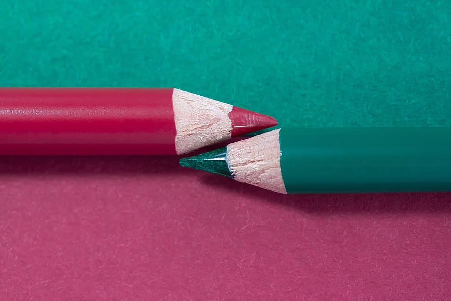 llapis de colors, complementari, vermell, verd, instrument d’escriptura, dispositiu de caràcter, colorit, color, la meva, lacat, fusta, apuntat, consells sobre, escriure, dibuixar, esbós, disseny gràfic, disseny pla, macro, primer pla, llapis, cap gent, natura morta, color verd, a l'interior, taula, material de fusta, educació, art i artesania, fons de colors, tir de l'estudi, paper, creativitat, sol objecte, color rosa, esport, art i equipament artesanal, 4K
