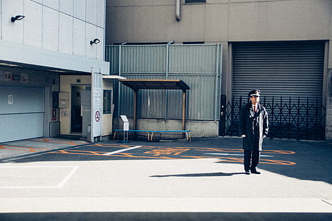 home, de peu, edifici, Osaka, longitud completa, una persona, arquitectura, adult, adult jove, dia, transport, comunicació, exterior de l'edifici, ciutat, estructura construïda, esperant, seguretat, roba, negocis, caminar, ben vestit, protecció, 4K, CC0, domini públic, lliure de regalies