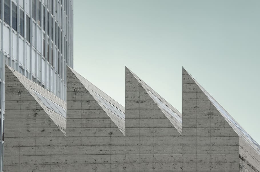 estructura de formigó gris, edifici, edifici d'oficines, arquitectura, triangle, urbà, ciutat, de gran alçada, pilar, columna, monument, paret, fletxa, torre, campanar, òpera, centre de la ciutat, concret, obelisc, maó, estructura construïda, exterior de l'edifici, vista d’angle baix, cel, cap gent, dia, cel clar, naturalesa, modern, a l'aire lliure, oficina, vidre - material, forma geomètrica, exterior d’edifici d’oficines, forma, patró, llum solar, 4K