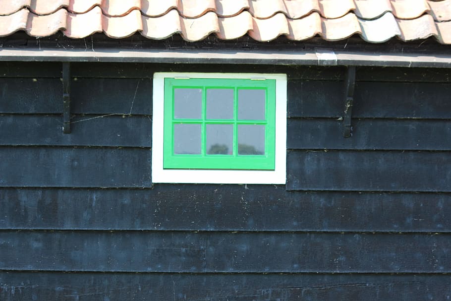 grønt vindue, sort sidespor, vindue, vindmølle, arkitektur, bygget struktur, dag, bygning udvendig, ingen mennesker, hus, bygning, grøn farve, tag, udendørs, murbygningsfunktion, boligområde, træ - materiale, glas - materiale, tagsten, mønster, lukket, lav vinkel visning, natur, vinduesramme, bølgepap, 4K