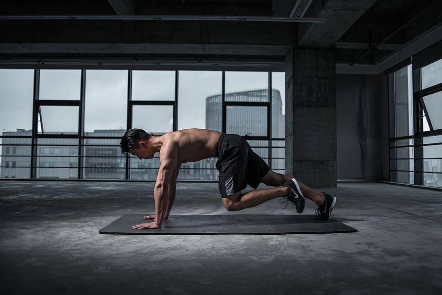 uomo che lavora, bodybuilding, esercizio, fitness, in casa, uomo, persona, forza, uno stile di vita sano, stili di vita, build muscolare, sport, una persona, benessere, lunghezza intera, abbigliamento sportivo, allenamento sportivo, vitalità, determinazione, uomini, giovani uomini, persone reali, giovane adulto, sollevamento, Palestra, sforzo, attività fisica, 5K