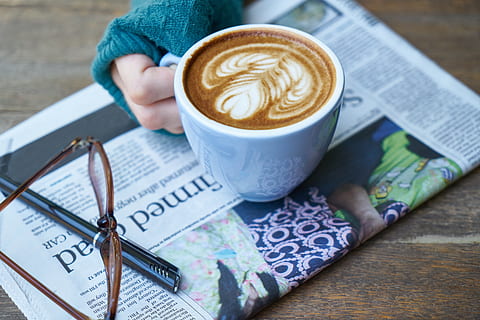 persoană, deținere, halbă, umplut, cafea, pix cu bila, estompa, a închide, cafea bea, ceașcă, ceașcă de cafea, ochelari de vedere, concentra, latte art, ziar, stilou, porţelan, cafea - băutură, cană de cafea, băutură, mancare si bautura, gustare, o persoana, bautura fierbinte, cappuccino, băutură spirtoasă, în interior, masa, faianță, publicare, farfurioară, carte, latte, model floral, băut, 5K, CC0, domeniu public, fără drepturi de autor
