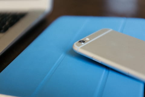 iphone 6, tæt, 6, æble, baggrund, sort, forretning, kamera, computer, detalje, Skærm, redaktionelle, glas, illustrativ, iphone, bærbar, liv, lys, mac, mobil, moderne, ny, mennesker, telefon, plus, pro, smartphone, struktur, bord, tech, teknologi, op, blå, trådløs teknologi, ingen mennesker, indendørs, meddelelse, forbindelse, tæt på, mobiltelefon, enkelt objekt, selektiv fokusering, høj vinkel visning, bærbarhed, fravær, smart telefon, computerudstyr, to objekter, bærbar informationsenhed, 4K, CC0, offentligt domæne, royaltyfrie