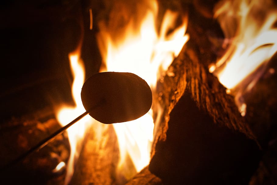 foc, flama, foguera, humà, persona, menjar, copa, vidre, llar de foc, burrito, barbacoa, gos calent, vida nocturna, pa, rostit, pita, teixit, pa de blat de moro, pancake, llapis de color, cremant, foc - fenomen natural, calor - temperatura, naturalesa, primer pla, cap gent, material de fusta, nit, enfocament selectiu, color negre, arbre, menjar i beguda, equips d’il·luminació, il·luminat, generació de combustible i energia, a l'interior, senzillesa, ornamentat, 5K