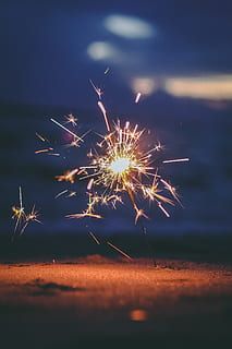 funkelndes Funkeln, Natur, draußen, Feuerwerk, Nacht-, Licht, Strand, funkeln, vierter Juli, Wunderkerze, Funke, Fackel, Beleuchtung, Küste, Wasser, Küstenlinie, Ozean, Meer, diwali, Landschaft, Feuer, Bewegung, beleuchtet, Feier, Veranstaltung, glühend, Langzeitbelichtung, Kunst, Kultur und Unterhaltung, Bewegungsunschärfe, keine Leute, Funken, Feuerwerk - künstliches Objekt, Verbrennung, explodiert, Nahansicht, 2K, CC0, gemeinfrei, lizenzfrei