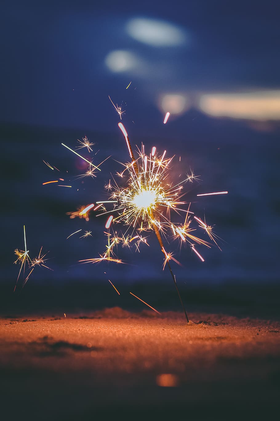 funkelndes Funkeln, Natur, draußen, Feuerwerk, Nacht-, Licht, Strand, funkeln, vierter Juli, Wunderkerze, Funke, Fackel, Beleuchtung, Küste, Wasser, Küstenlinie, Ozean, Meer, diwali, Landschaft, Feuer, Bewegung, beleuchtet, Feier, Veranstaltung, glühend, Langzeitbelichtung, Kunst, Kultur und Unterhaltung, Bewegungsunschärfe, keine Leute, Funken, Feuerwerk - künstliches Objekt, Verbrennung, explodiert, Nahansicht, 2K