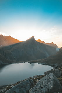 grauer Berg, Berg, Norwegen, svolvær, lofoten inseln, Sonnenuntergang, Sonnenaufgang, Grat, Gipfel, Gebirge, Natur, draußen, Eis, Schnee, Gletscher, glühen, Orange, Petrol, Strahl, Sonnenlicht, See, Himmel, Szenen - Natur, Wasser, Schönheit in der Natur, Ruhe, ruhige Szene, Nicht-städtische Szene, idyllisch, keine Leute, Umgebung, Rock, Fernbedienung, Landschaft, Rock - Objekt, 5K, CC0, gemeinfrei, lizenzfrei