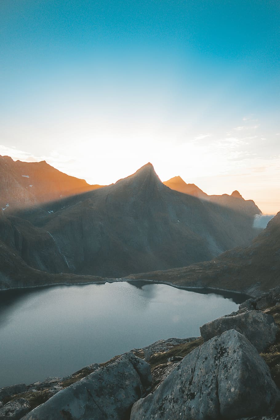muntanya grisa, muntanya, noruega, svolvær, illes lofoten, posta de sol, sortida del sol, cresta, pic, Serra, naturalesa, a l'aire lliure, gel, neu, glacera, brillar, taronja, verd blavós, raig, llum solar, llac, cel, escenics - natura, aigua, bellesa a la natura, tranquil·litat, escena tranquil·la, escena no urbana, idíl·lic, cap gent, medi ambient, rock, remot, paisatge, rock - object, cim de muntanya, 5K
