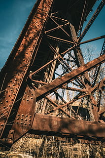 Rost, Gebäude, Brücke, Dreieck, Kleidung, Helm, bekleidung, Sturzhelm, stehlen, Bremse, Ruinen, Wasserturm, LKW, Fahrzeug, Transport, Feuerwehrauto, Hängebrücke, Abriss, Konstruktion, Anzeige, rostig, Metall, verlassen, alt, heruntergewirtschaftet, keine Leute, obsolet, Tag, beschädigt, Natur, Verschlechterung, Ablehnen, die Architektur, Himmel, gebaute Struktur, verwittert, Verbindung, draußen, Feld, Eisen - Metall, Rad, 8K, CC0, gemeinfrei, lizenzfrei