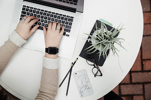 bærbar, computer, browser, forskning, forretning, skrivebord, mobil, telefon, gadget, briller, holde øje, en person, trådløs teknologi, teknologi, bord, høj vinkel visning, meddelelse, hånd, forbindelse, rigtige mennesker, menneskelig kropsdel, menneskelig hånd, plante, indendørs, Kvinder, potteplante, voksen, tastatur, bruger bærbar computer, 2K, CC0, offentligt domæne, royaltyfrie