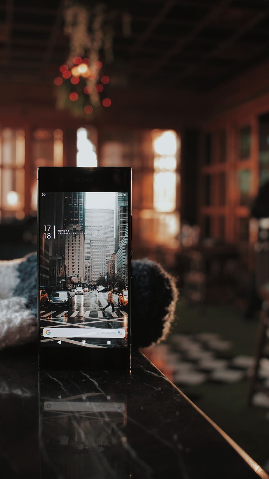 negre, Smartphone Android activat, a l'interior, disseny d'interiors, electrònica, pantalla, monitor, humà, persona, pantalla lcd, telèfon, estètic, tecnologia, netejar, configuració, gadgets, telèfon mòbil, mòbil, vaixell, transport, vehicle, estructura construïda, arquitectura, una persona, centrar-se en primer pla, persones reals, tirada al cap, exterior de l'edifici, ciutat, enfocament selectiu, retrat, il·luminat, estils de vida, homes, adult, primer pla, nit, naturalesa, a l'aire lliure, vidre, 5K